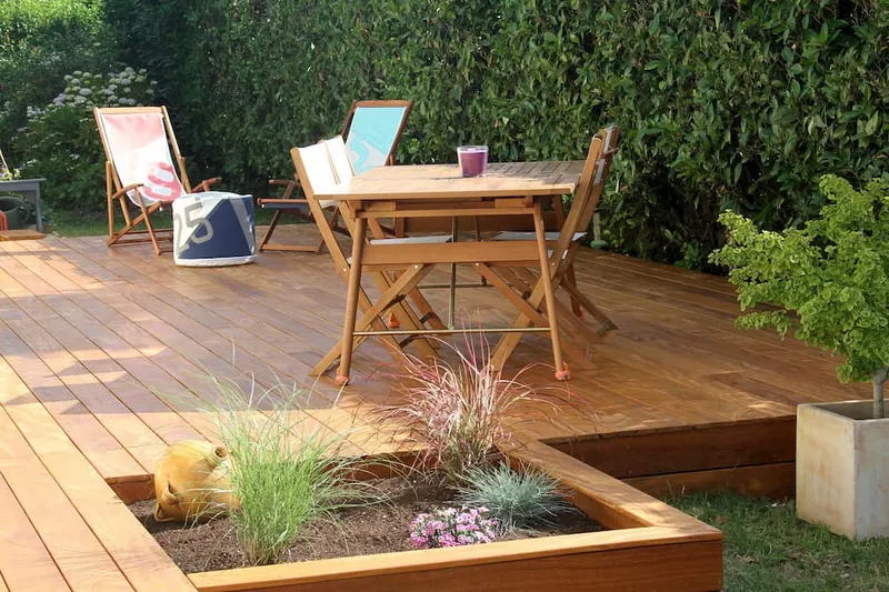 Madera en el jardín: muy duradera con buena protección.
Madera en el jardín: muy duradera con buena protección.