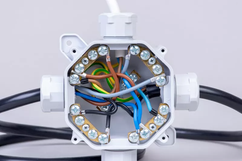 Elektrická instalace: Připojte správně vedení a kabely
Elektrická instalace: Připojte správně vedení a kabely