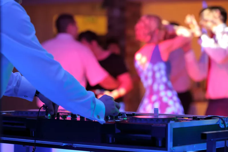 Omkostninger ved en DJ ved et bryllup »Disse priser er almindelige
Omkostninger ved en DJ ved et bryllup »Disse priser er almindelige