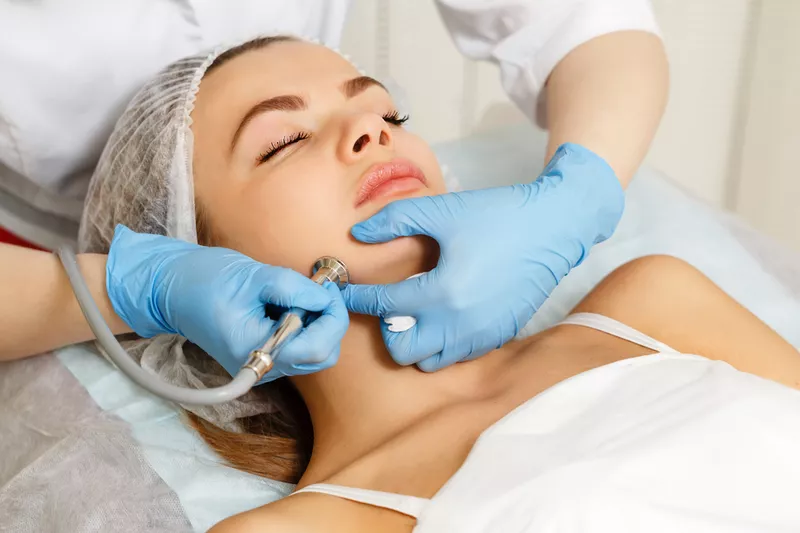 Dermabraziune »Cât costă un tratament și cât de util este acesta?
Dermabraziune »Cât costă un tratament și cât de util este acesta?