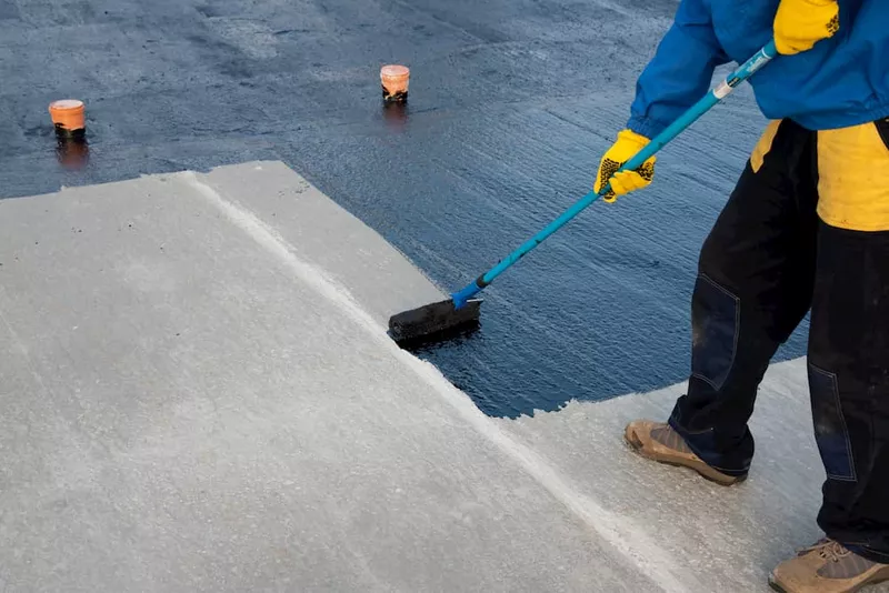 Těsnění plochých střech: jaký materiál? Plná nebo kapalná hydroizolace?
Těsnění plochých střech: jaký materiál? Plná nebo kapalná hydroizolace?