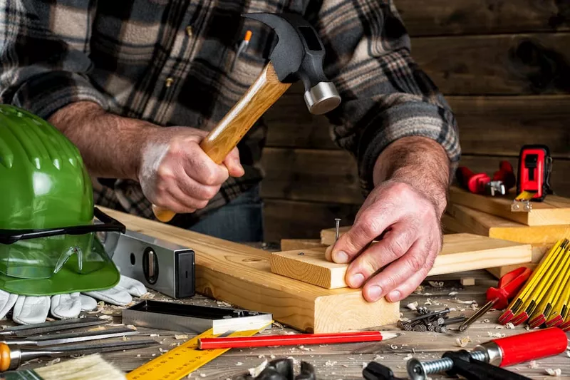 Conexiones de madera: funciona con clavos, tornillos o tacos.
Conexiones de madera: funciona con clavos, tornillos o tacos.