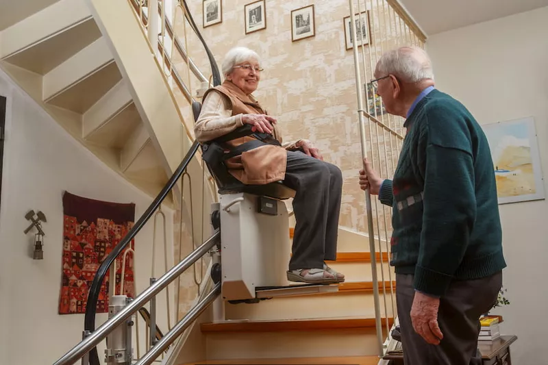 Instalarea unui lift pentru scări în clădiri de apartamente: cunoștințe pentru chiriași și proprietari
Instalarea unui lift pentru scări în clădiri de apartamente: cunoștințe pentru chiriași și proprietari
